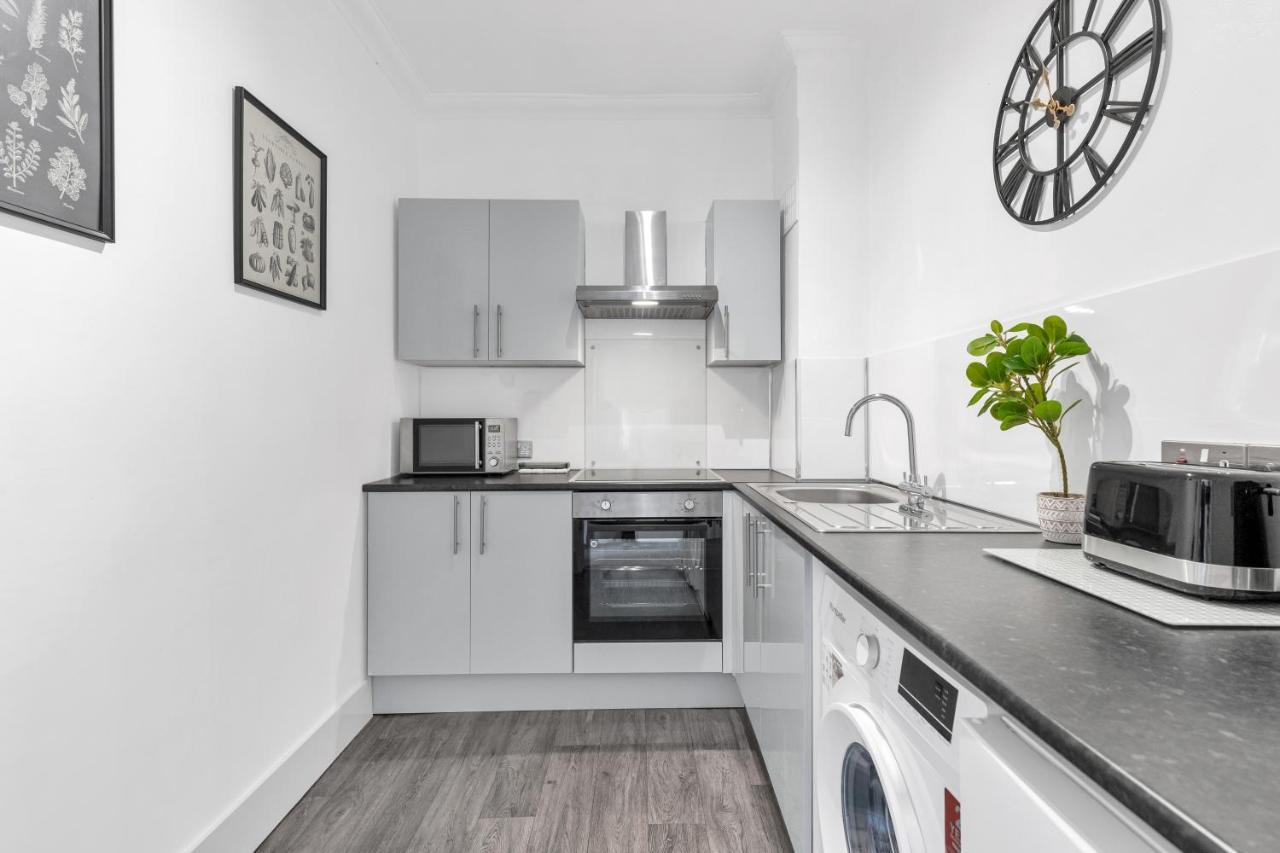 Modern Two Bedroom Apartment With Free Parking! Лондон Екстер'єр фото