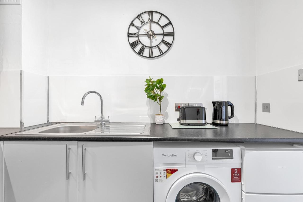 Modern Two Bedroom Apartment With Free Parking! Лондон Екстер'єр фото
