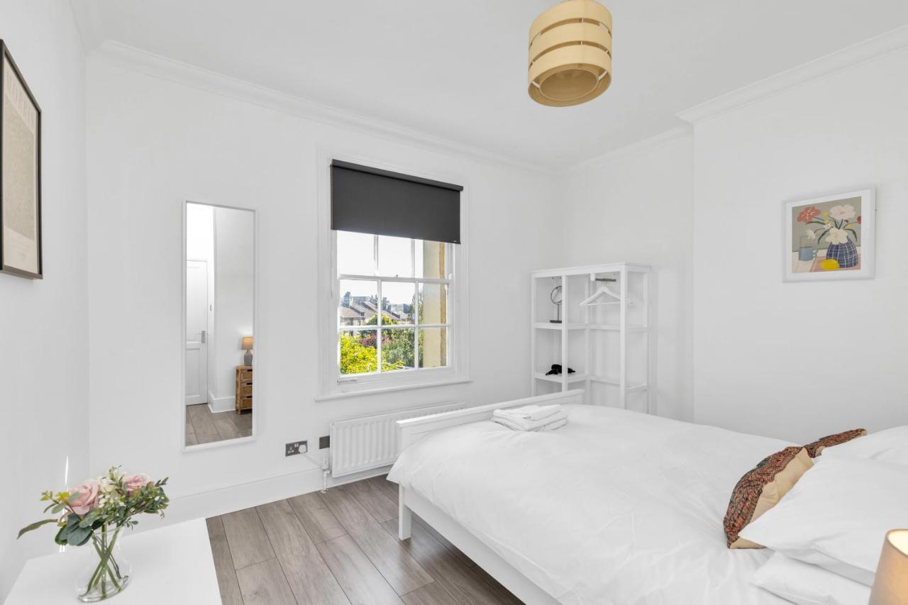 Modern Two Bedroom Apartment With Free Parking! Лондон Екстер'єр фото