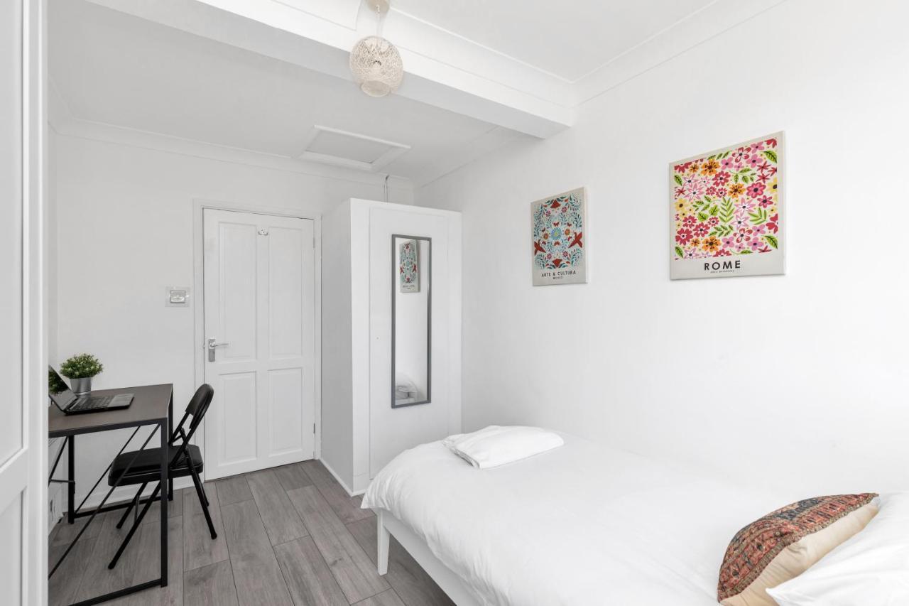 Modern Two Bedroom Apartment With Free Parking! Лондон Екстер'єр фото